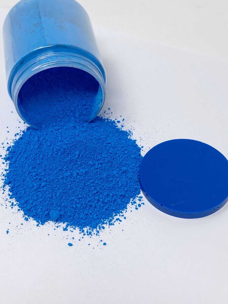 Into the blue mica powder